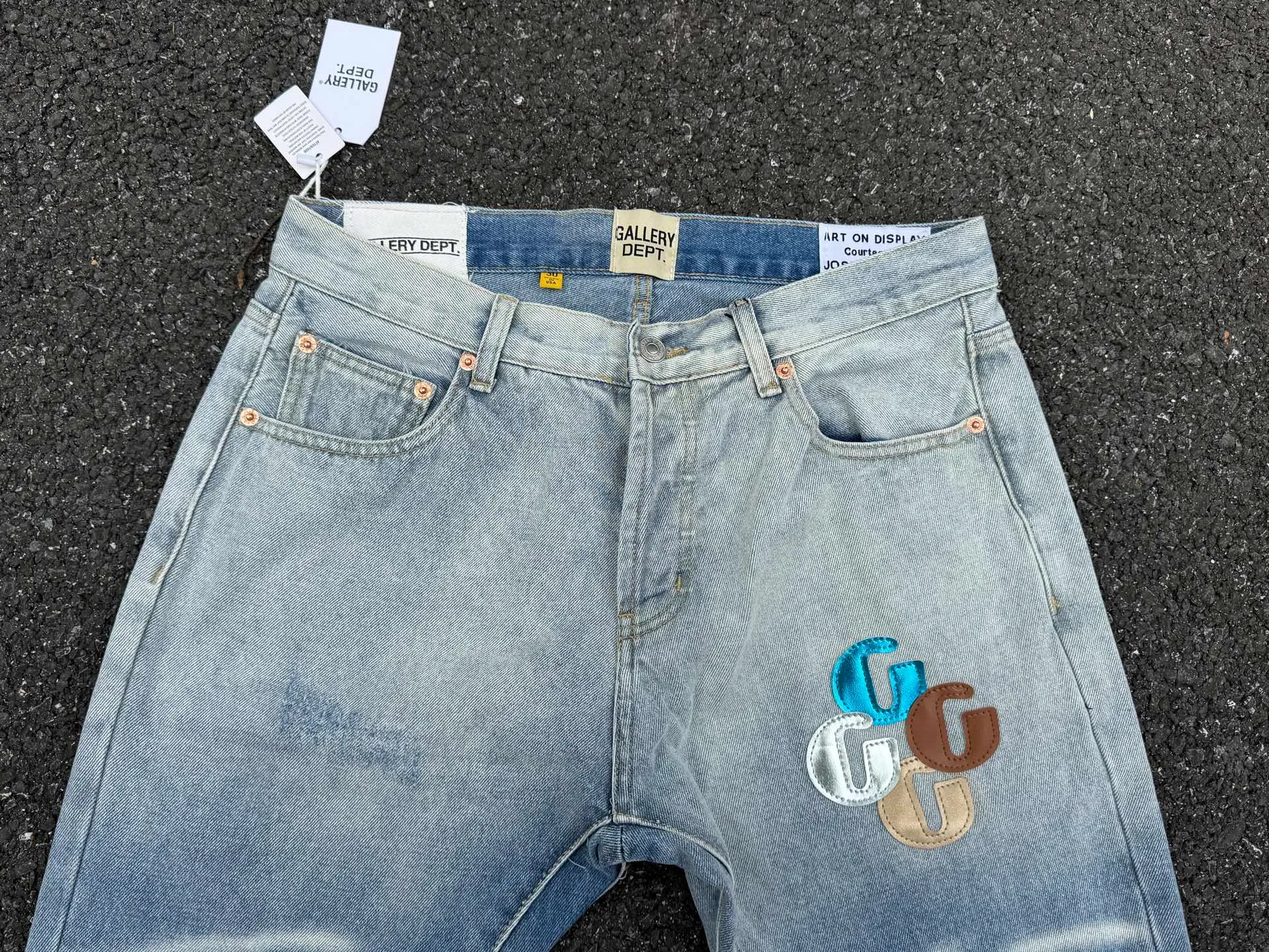 P240💰G66 GALLERY DEPT. Denim spliced ​​with all-over printed leather ripped bell-bottoms, washed and distressed jeans. GALLERY is attracted by these bell-bottoms. Whether it is a reset of Carhartt or Levis, it has created a strong brand style. Since these pants are modified from rare vintage, the production capacity is limited. Therefore, after many icons wore them, these pants were once hard to find. Later, perhaps due to the improvement of GD's business in the past two years and the expansion of production lines, the brand itself lowered the price, so I can't wait any longer for these pants this year and will definitely buy them. During the process of the denim washing plant, the owner of the washing plant helped introduce a boss who had worked for Levi's foundry and started his own business. This also paved the way for the following styles. Therefore, Levi's remodeled single product for the base plate is really familiar. Whether it is the fabrics supplied or the lathes used in production, there is nothing to choose from. -Color: blue -Size: S-XXL (corresponding to 28-36)